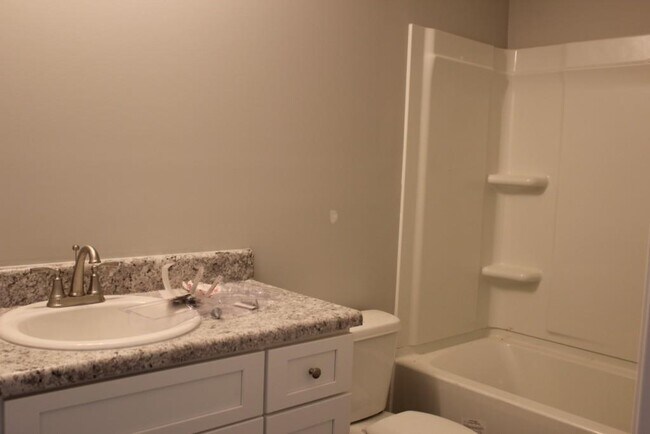 Building Photo - 183 Lakeview Terrace