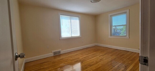 Building Photo - 84 Gladeside Ave