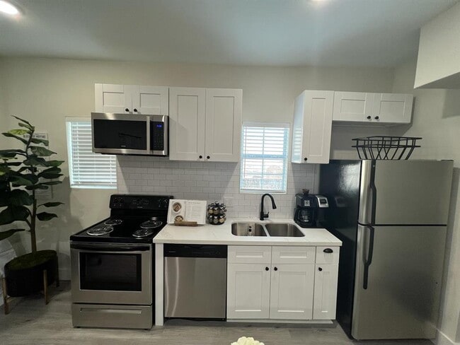 Building Photo - 5 Estelle St