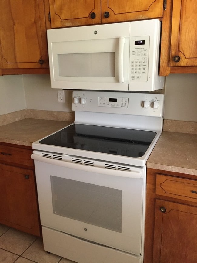 Building Photo - Evanston Estates Brick Home w/ Fenced Yard