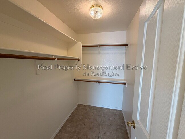 Building Photo - 2335 E Aire Libre Ave
