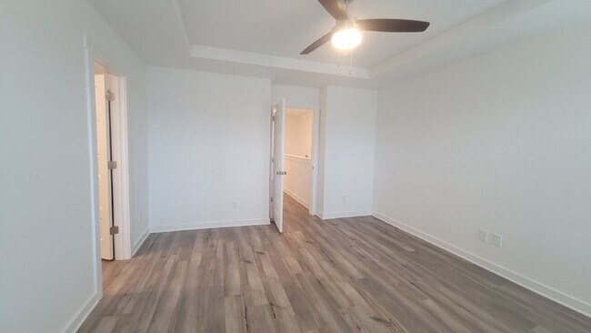 Building Photo - 7589 Discovery Pt Dr NW