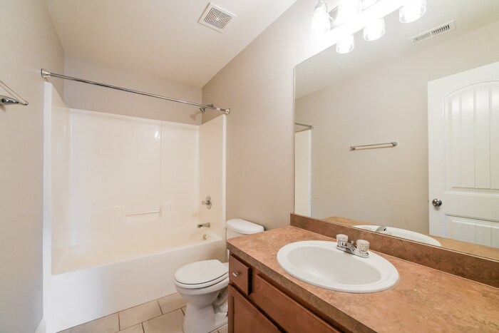 Building Photo - 15 Heritage Ave