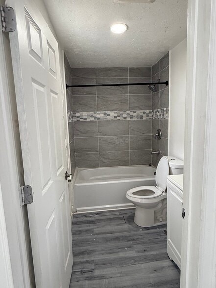 Building Photo - 1822 E Pacific Ave