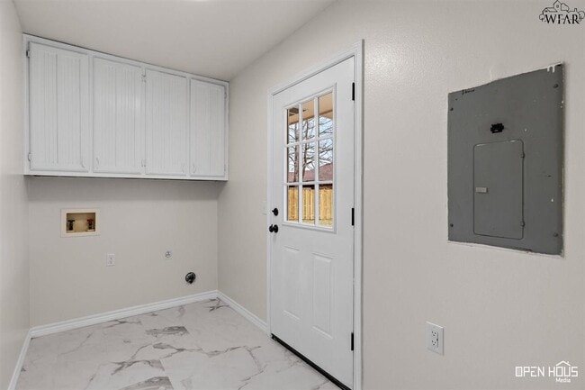 Building Photo - 300 E Garden Dr