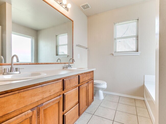 Building Photo - Beautiful Home in Edmond Community