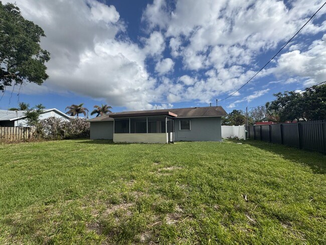 Building Photo - 710 NW Airoso Blvd