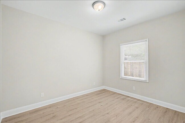 Building Photo - 1019 W 35th St