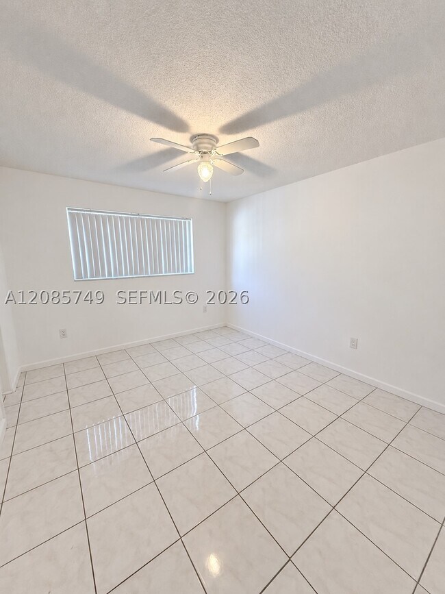 Building Photo - 520 NE 38th St