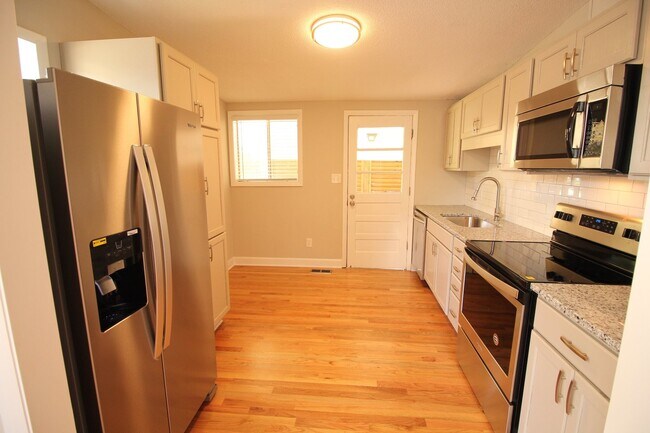Building Photo - Beautiful 2 Bedroom, 1 Bath home is West Raleigh!  Pet Friendly