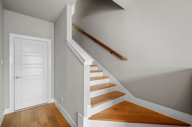 Building Photo - Stunning 3 Bedroom 3.5 Bathroom Townhome i...