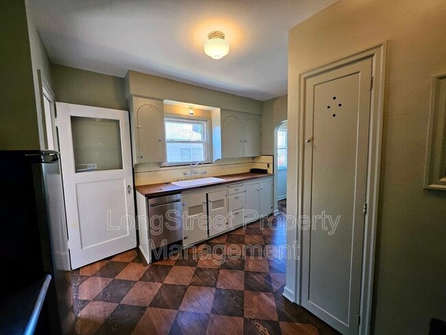 Building Photo - 224 N Russet St