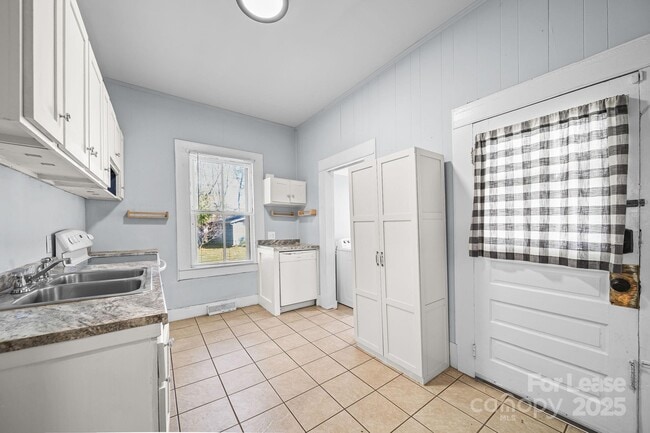 Building Photo - 813 E 35th St