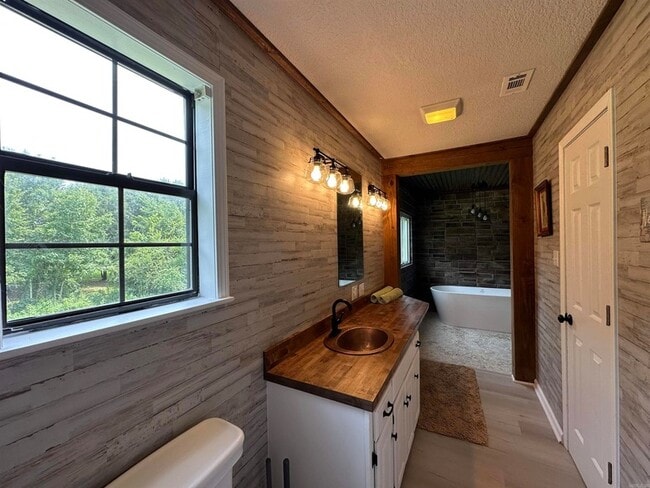 Building Photo - 896 Vaughn Rd