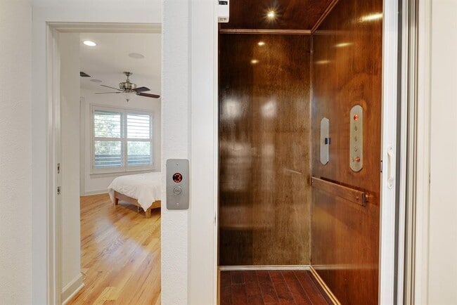 Building Photo - 6533 E Hill Dr