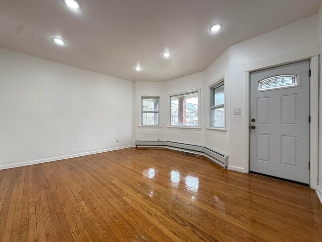 Building Photo - 136 W 31st St