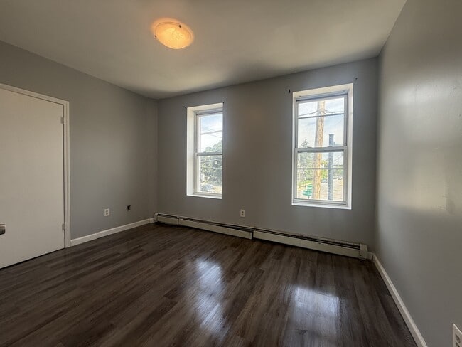 Building Photo - 300 Morton Ave