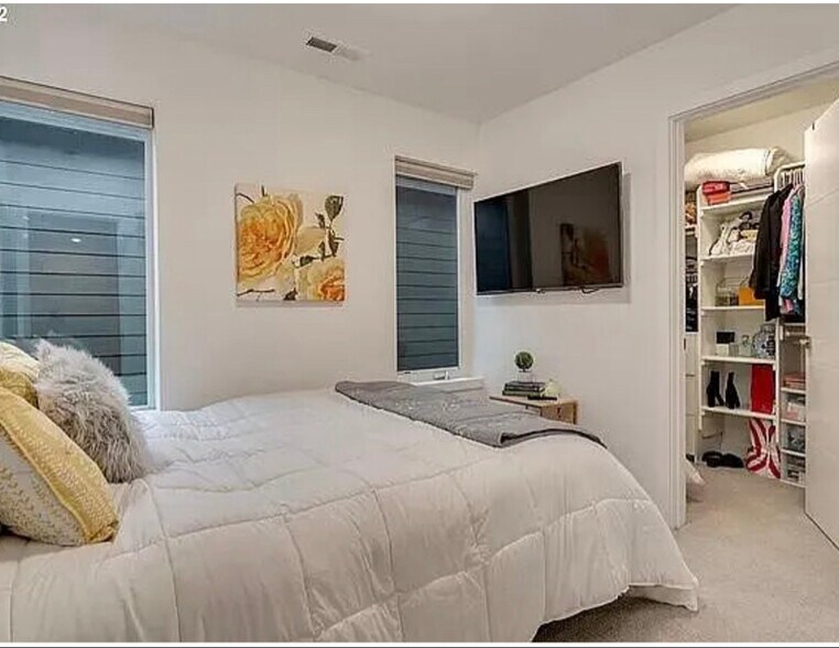 Building Photo - 5912 NE 56th Cir