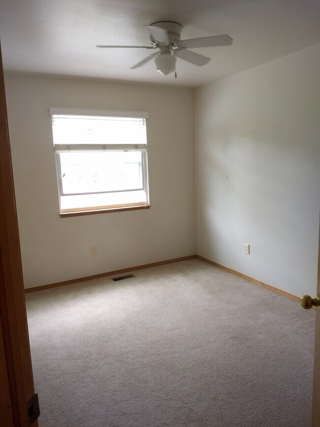 Building Photo - 4 Bed 2.5 Bath w/AC off Rangewood/Vickers ...