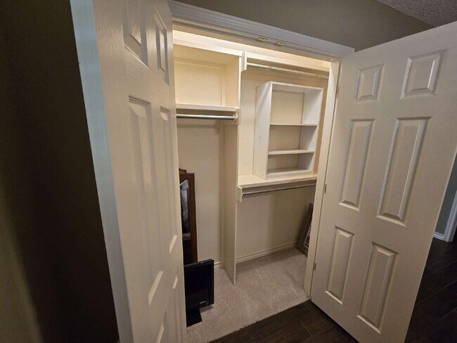 Building Photo - "Discover Spacious Comfort: 3-Bed, 2-Bath Gem on 77th Street (furnished)| Kingsgate