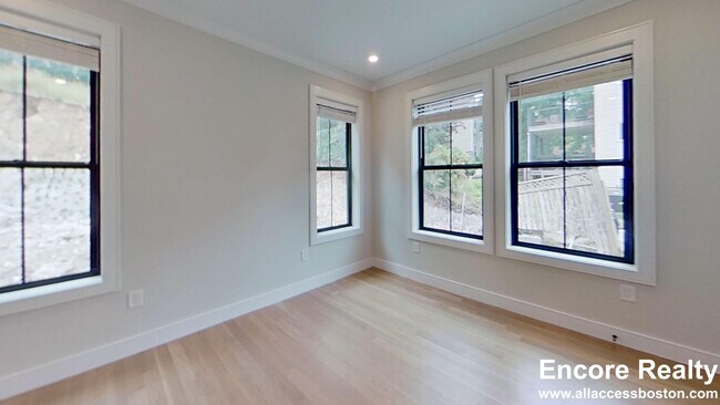 Building Photo - 285 Lamartine St