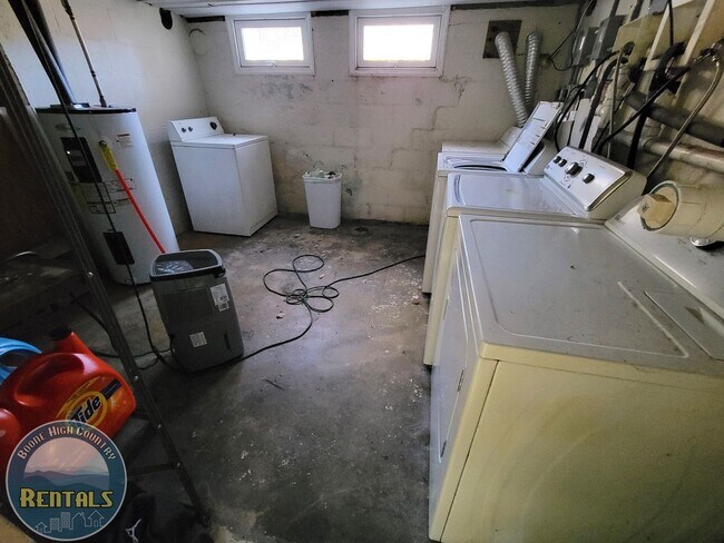 Building Photo - Two Bedroom Apartment on Shulls Mill Road