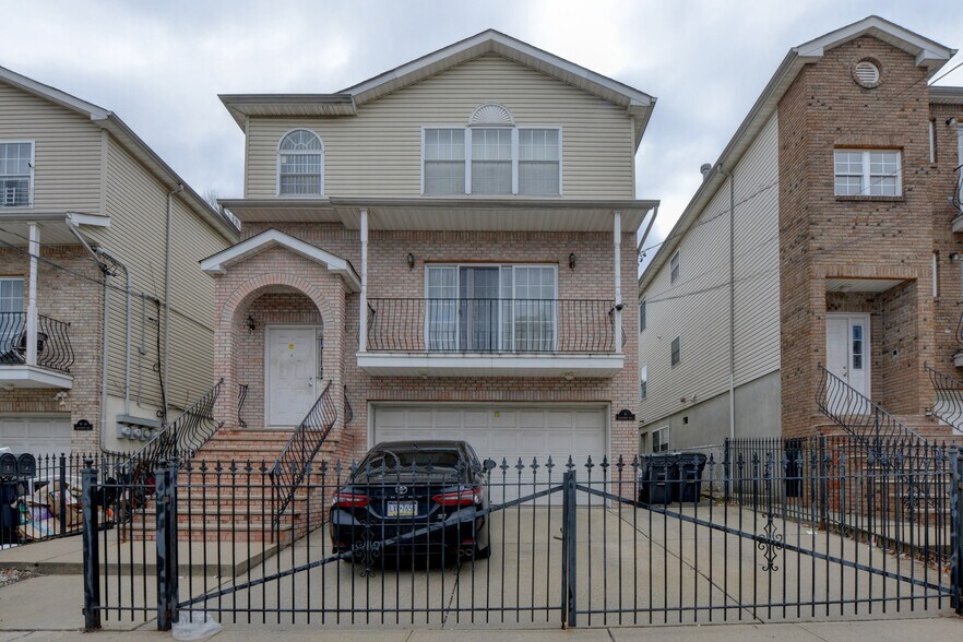 Primary Photo - 86 Hawthorne Ave
