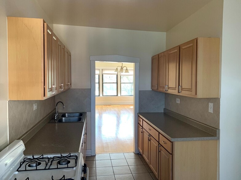 Primary Photo - Howard Beach Apartments