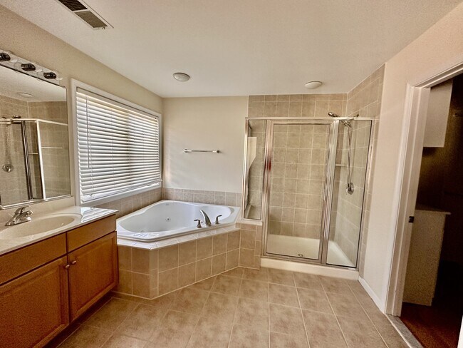 Building Photo - 917 Crestfield Dr