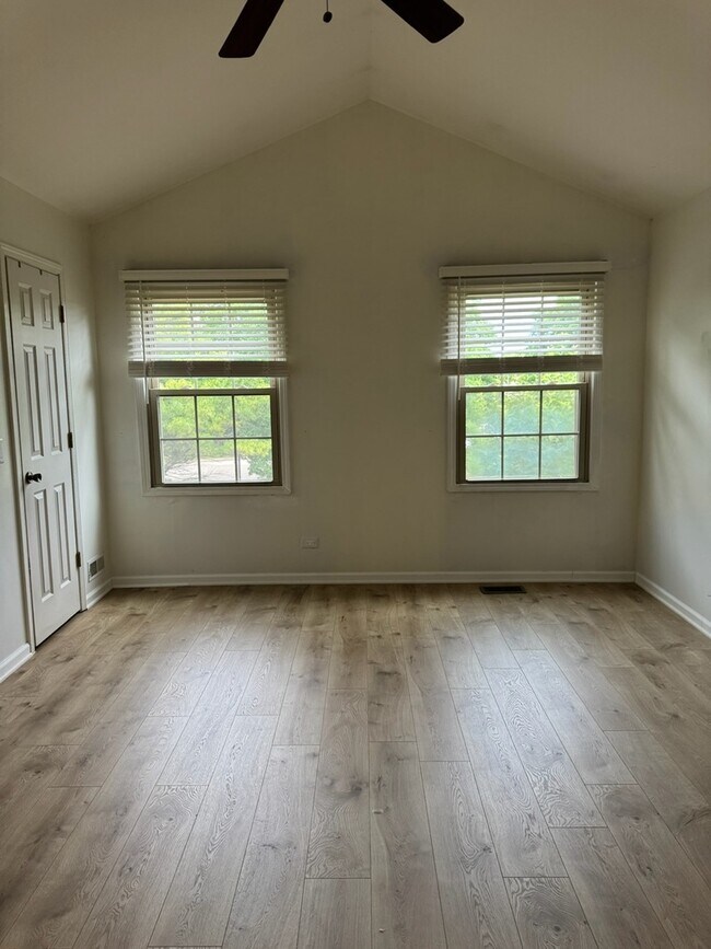 Building Photo - 2404 Kenmore Ct