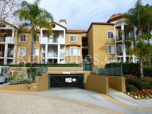 Building Photo - Mission Valley, 2220 Camino De La Reina #213 - Great Location Close to All!