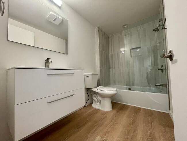 Building Photo - AVAILABLE NOW !! 2 Bedroom 2 Bathroom Cond...