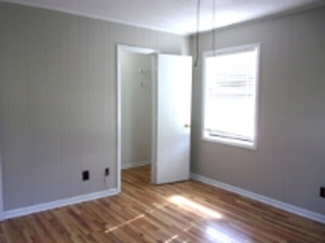 Building Photo - 1823 India Hook Rd