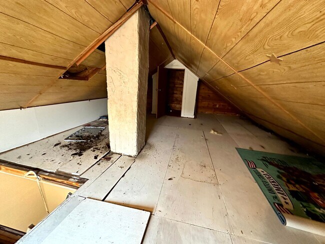 Building Photo - Cute, Remodeled 2 Bed, 1 bath Home (Availa...