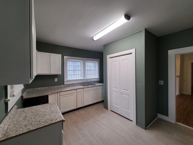 Building Photo - 1921 10th St