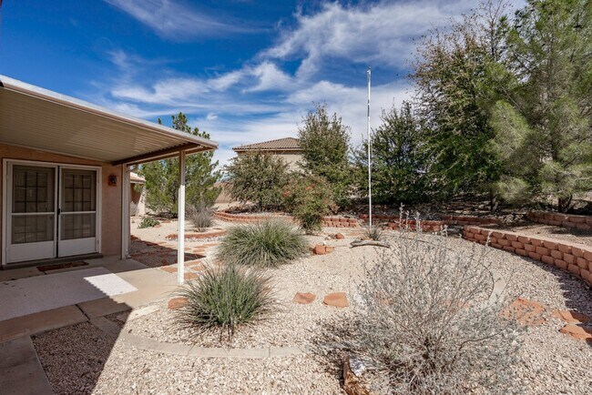 Building Photo - Spacious Stand Alone Home