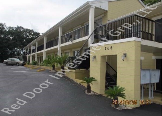 Building Photo - Spacious 1/1 1st Floor Condo - minutes fro...