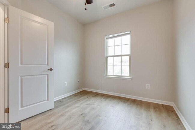 Building Photo - 2805 Fredericksburg Rd