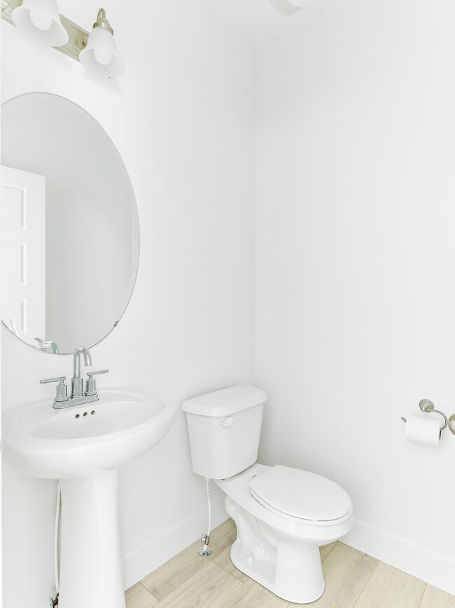 Building Photo - 4728 E Lake Corner Dr