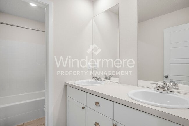 Building Photo - ***Half off 1st full month's rent*** LIber...