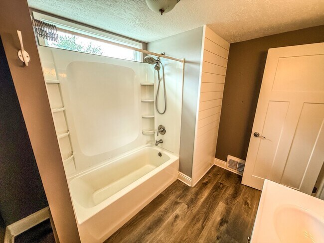 Building Photo - For Rent – Nicely Updated 3-Bedroom Home i...