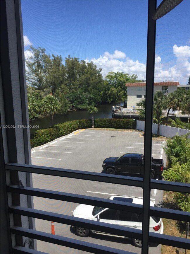 Building Photo - 1407 NE 56th St