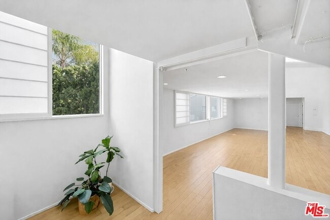 Building Photo - 2100 Abbot Kinney Blvd