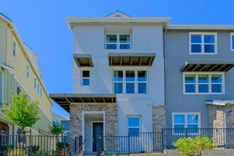 Building Photo - Beautiful end unit 4 bedroom condo in Dublin