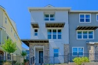 Building Photo - Beautiful end unit 4 bedroom condo in Dublin