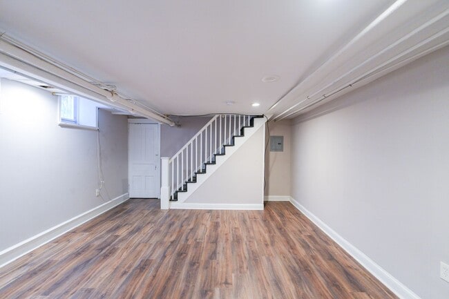 Building Photo - Amazing 1st fl Apt with private entrance and w/d