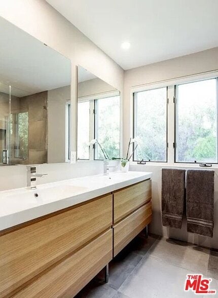 Building Photo - 2528 Westridge Rd