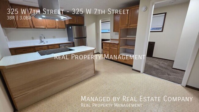 Building Photo - 325 W 7th St