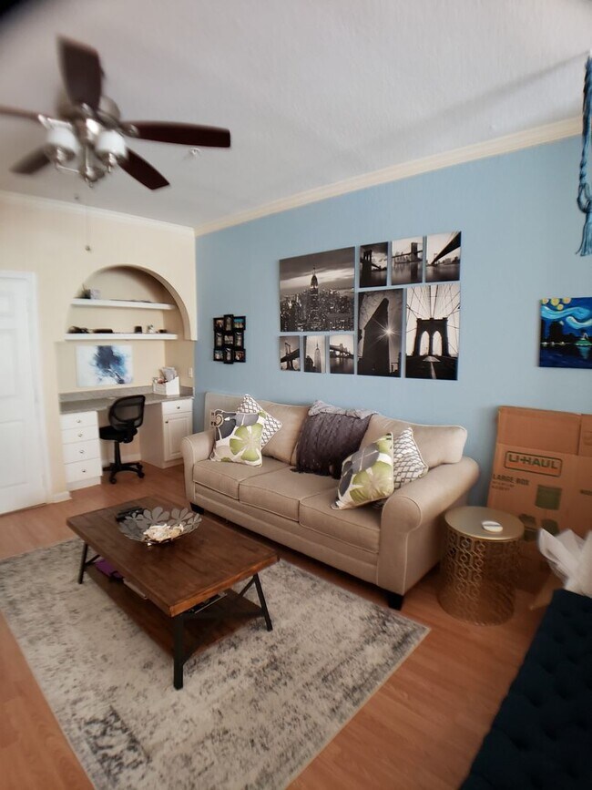 Building Photo - Great 1/1 unit with wood laminate floors, upgraded appliances and balcony!