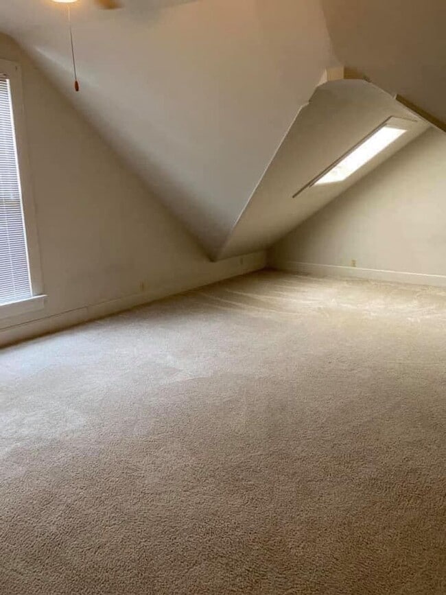 Building Photo - 720 SE Riverside Dr